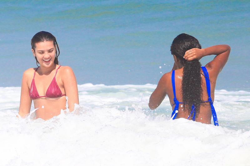 Duda Santos e Lívia Inhudes ( Fotos: Fabrício Pioyani/ AgNews )