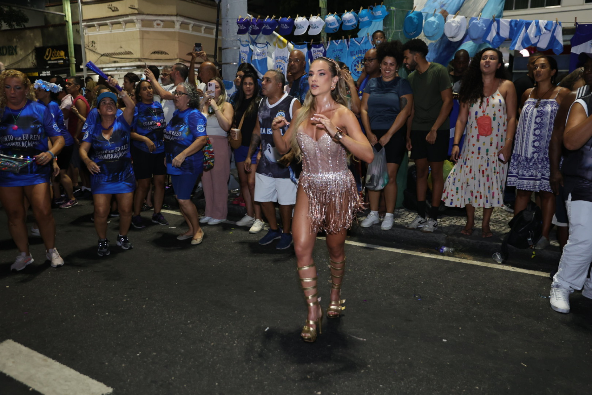 Gabi Martins participa do ensaio de rua da Vila Isabel -  Anderson Bordê / AgNews