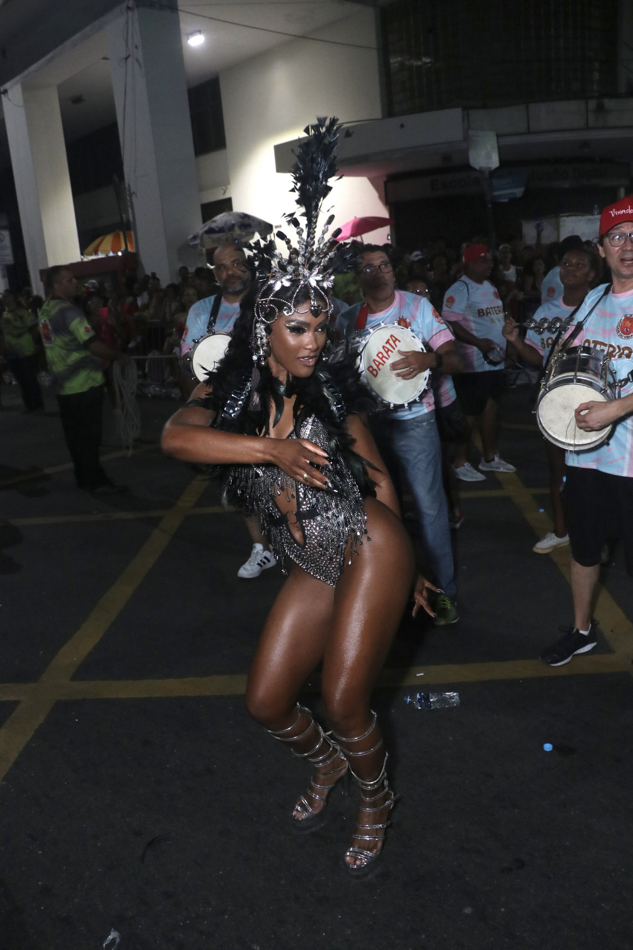 Erika Januza durante ensaio de rua da Viradouro - Rogério Fidalgo / Agnews