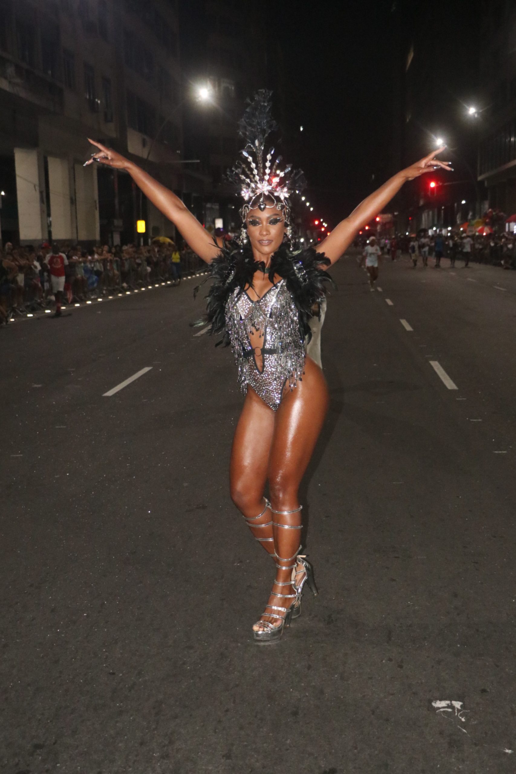 Erika Januza durante ensaio de rua da Viradouro - Rogério Fidalgo / Agnews