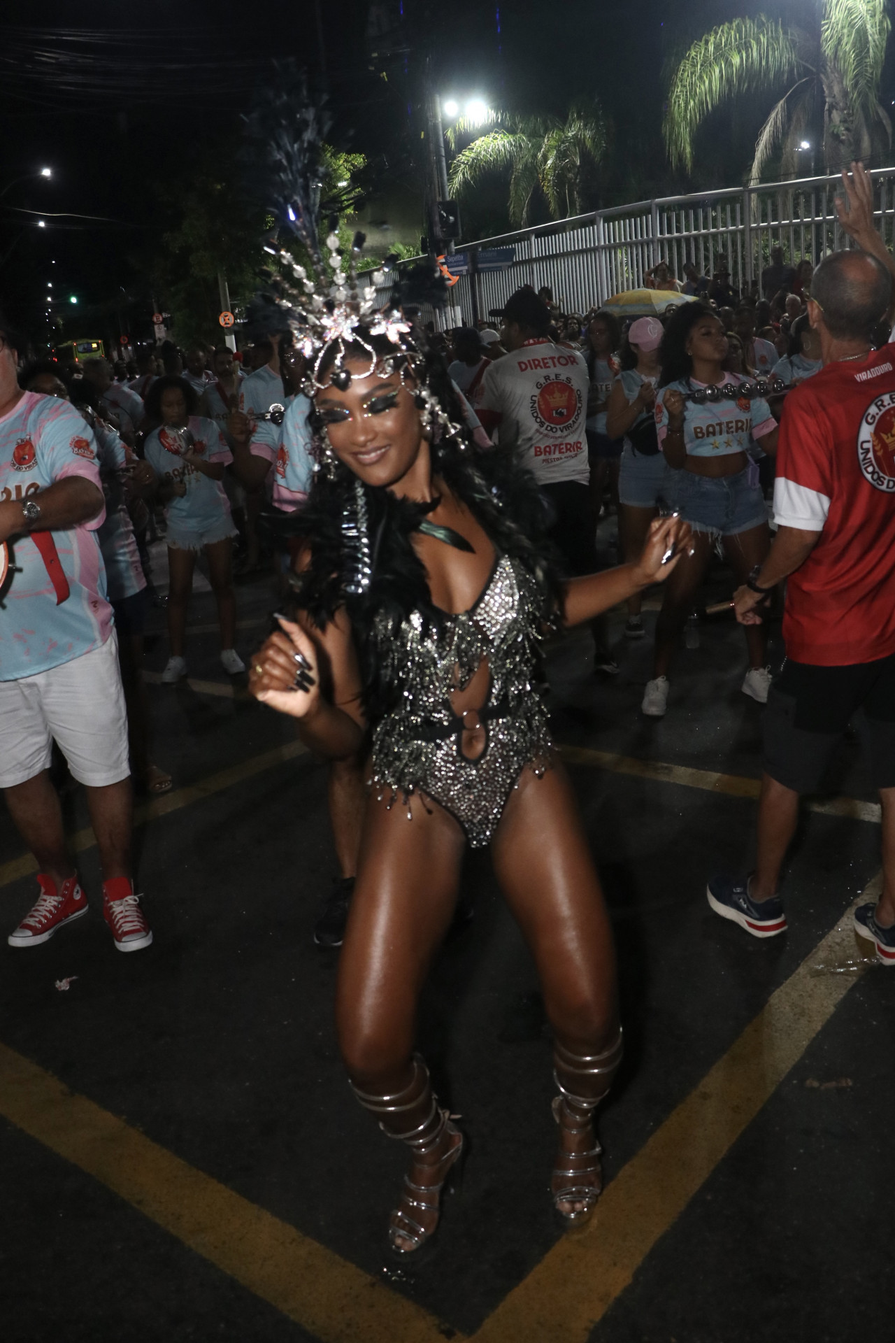 Erika Januza durante ensaio de rua da Viradouro - Rogério Fidalgo / Agnews