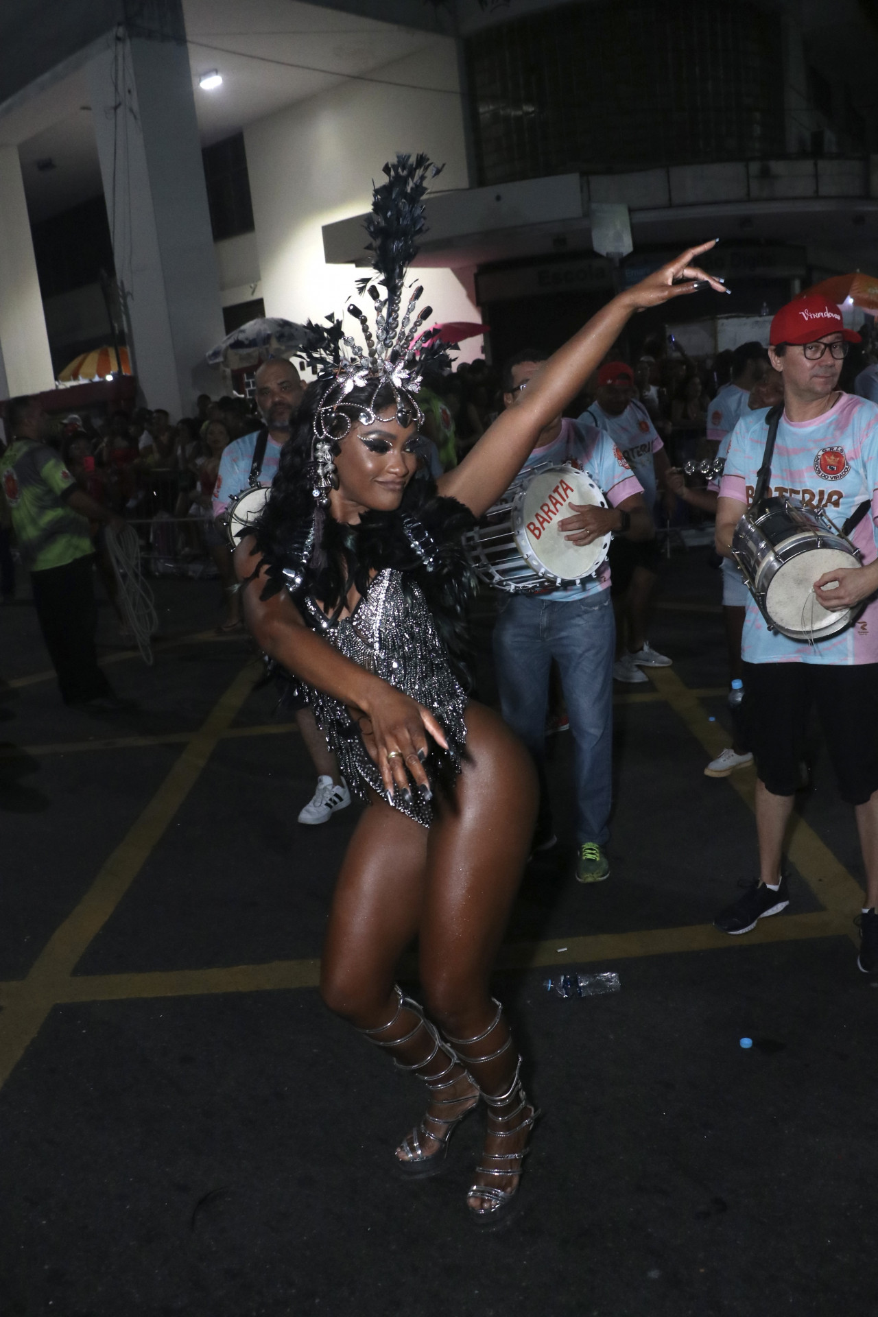 Erika Januza durante ensaio de rua da Viradouro - Rogério Fidalgo / Agnews