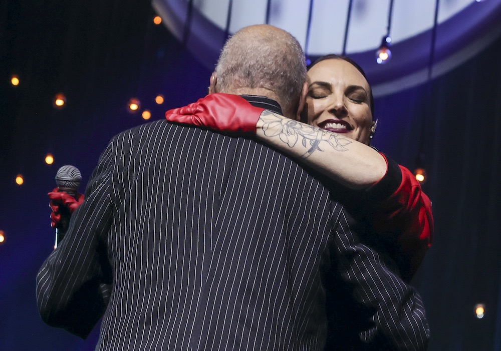 Sombrinha e Nina Wirti ( Fotos Anderson Bordê / AgNews )