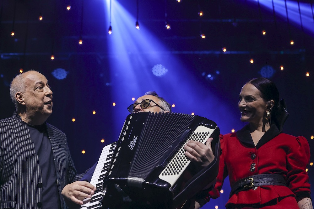 Sombrinha e Nina Wirti ( Fotos Anderson Bordê / AgNews )